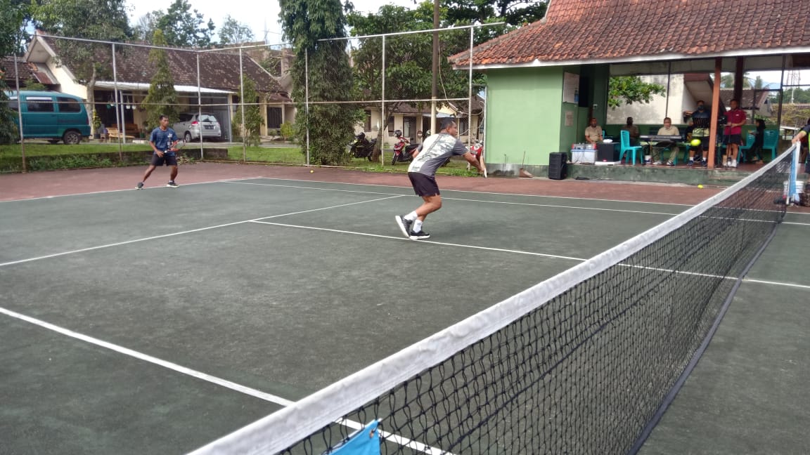 Jaga Stamina Ditengah Pandemi Covid-19, Danrem 073/MKT Olahraga Tenis Lapangan Bersama 